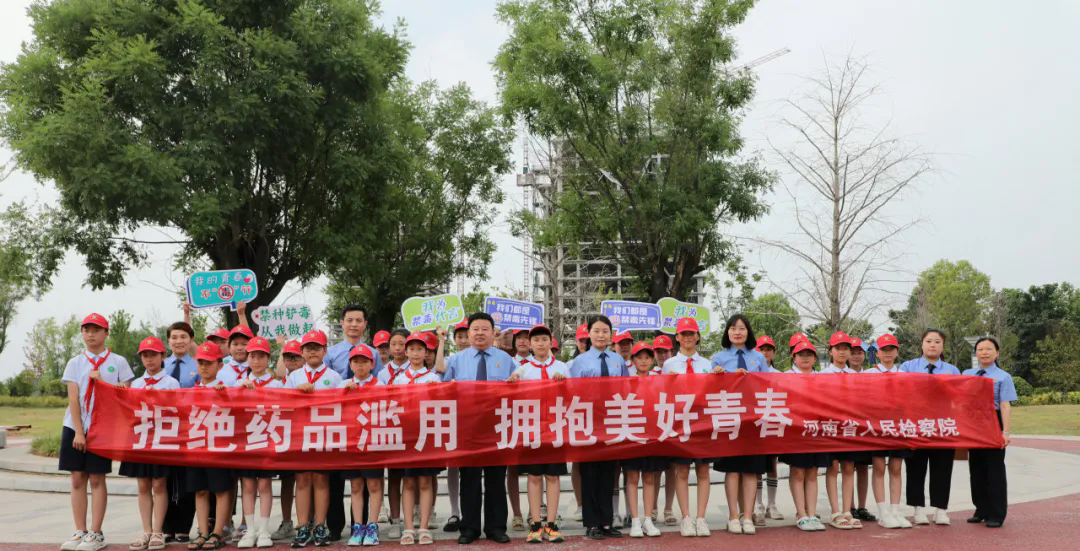 全省檢察機(jī)關(guān)三級(jí)聯(lián)動(dòng)開展禁毒宣傳